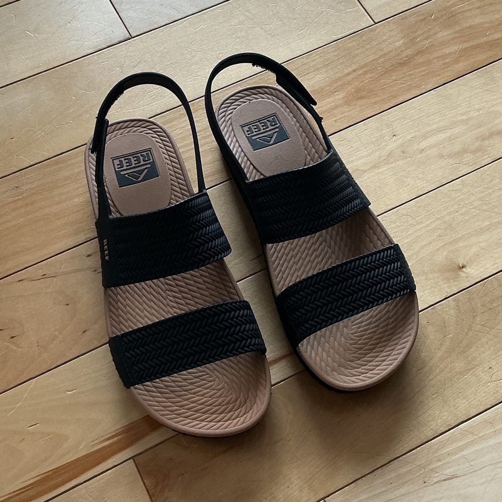 Reef Women's Black and Tan Sandals